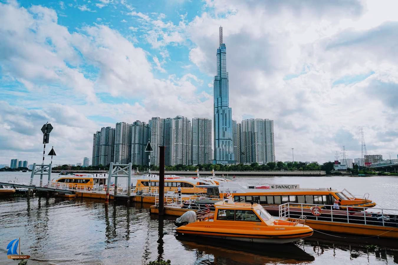 View nh&igrave;n Landmark từ bến Bạch Đằng