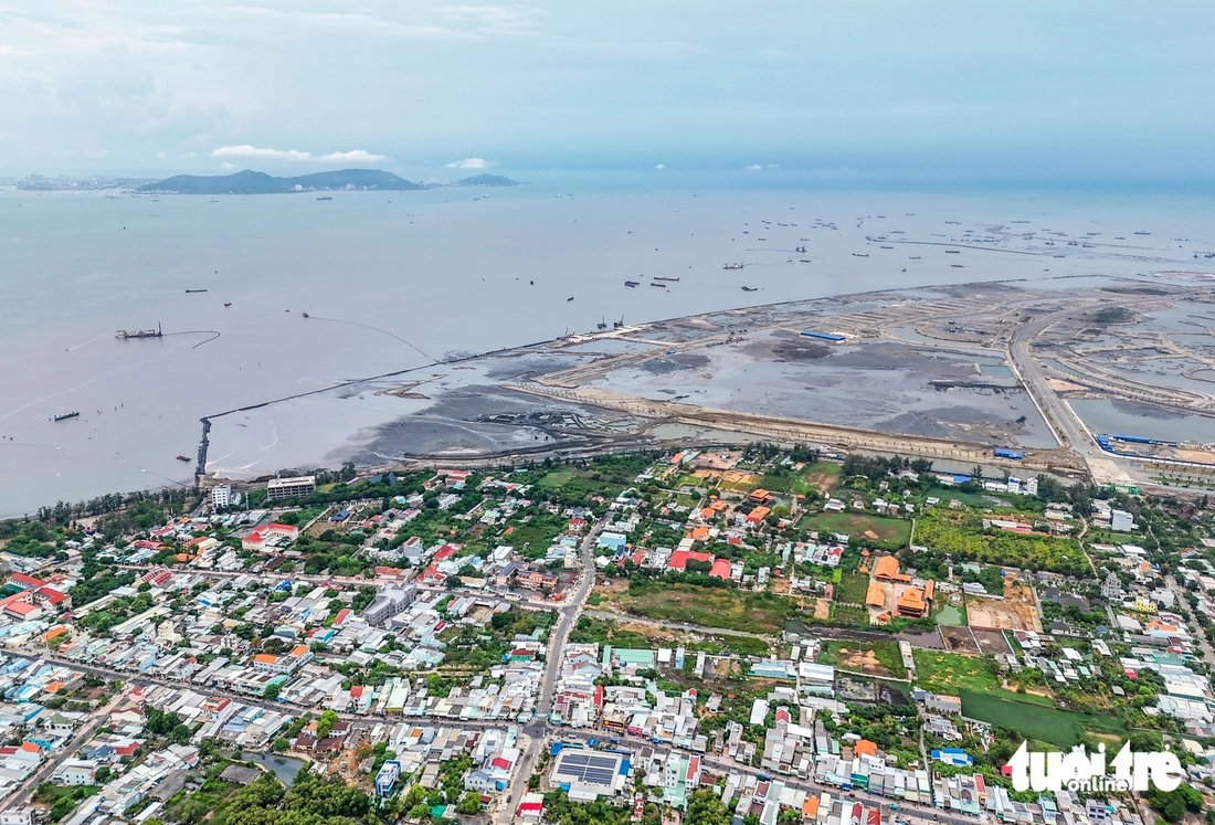 Từ bờ biển Cần Giờ, phía Vũng Tàu hiện ra khá rõ ở bên kia vịnh Gành Rái. Khoảng cách giữa hai bờ chỉ gần 10km nhưng đến nay vẫn chưa có tuyến đường bộ kết nối trực tiếp