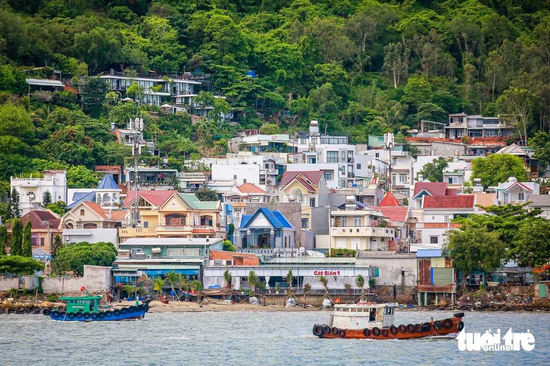 Bên bờ Vũng Tàu, các khu dân cư nằm xen kẽ với hệ thống đường phố ven biển với không gian đô thị đã hình thành ổn định, đối diện qua vịnh Gành Rái là khu vực Cần Giờ còn nhiều khoảng trống phát triển và đang trong giai đoạn chuyển mình