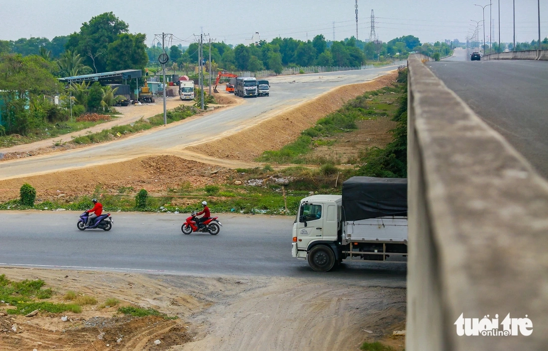 Khu vực quanh cao tốc Bến Lức - Long Thành và quốc lộ 1, các tuyến đường lân cận... được giải phóng mặt bằng, ủi phẳng, trải nhựa đường...