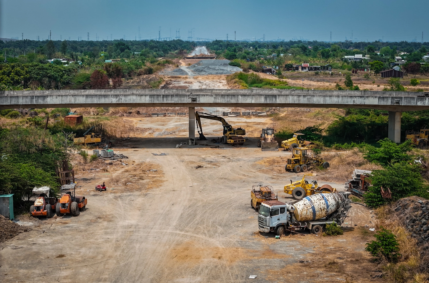 Các máy móc, rào chắn công trường quanh khu vực nút giao cao tốc Bến Lức - Long Thành với quốc lộ 50. Ghi nhận ngày 13-6