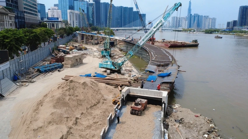 Khu vực đường dẫn phía đầu cầu.