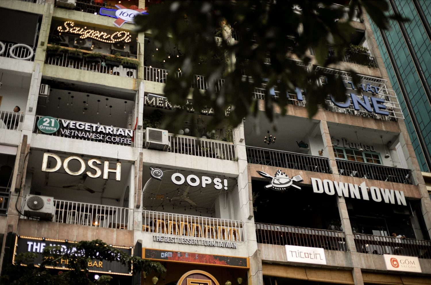 Diện mạo trước khi chỉnh trang của chung cư 42 Nguyễn Huệ