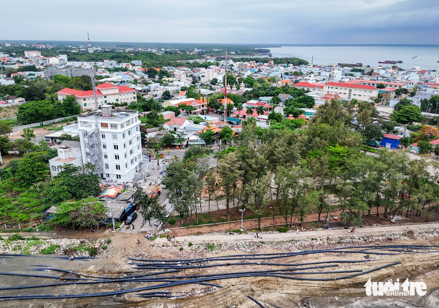 Dọc bờ biển Cần Giờ, nơi từng khá thưa vắng, những năm gần đây bắt đầu nhộn nhịp hơn với hoạt động du lịch, dịch vụ và các dự án hạ tầng đang triển khai