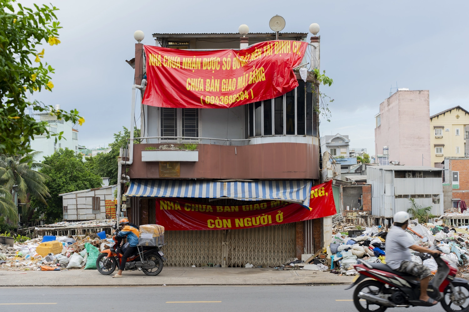 Ngoài ra, công trình còn được triển khai đồng bộ với các hạng mục nạo vét lòng rạch sâu 3,5m, mở rộng mặt rạch 20-30m, xây kè bê tông cốt thép dự ứng lực hai bên bờ, đồng thời tách riêng hệ thống thu gom nước thải và nước mưa.
