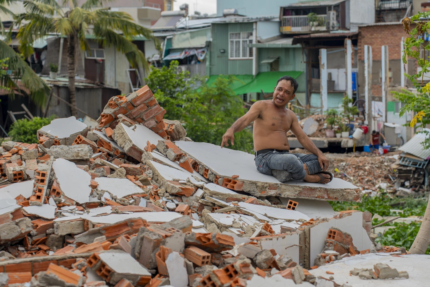 Tương tự, anh Bé (49 tuổi), hộ dân sống gần đó cho biết sau 49 năm gắn bó với khu vực này, gia đình anh sẽ chuyển về ở cùng người thân gần đó. “Chỉ mong công trình làm nhanh, sớm hoàn thành để khu vực sạch đẹp hơn”, anh nói.