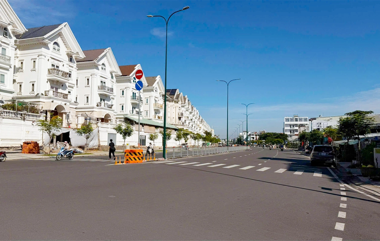 Tuyến đường Dương Quảng Hàm phía sau City Land