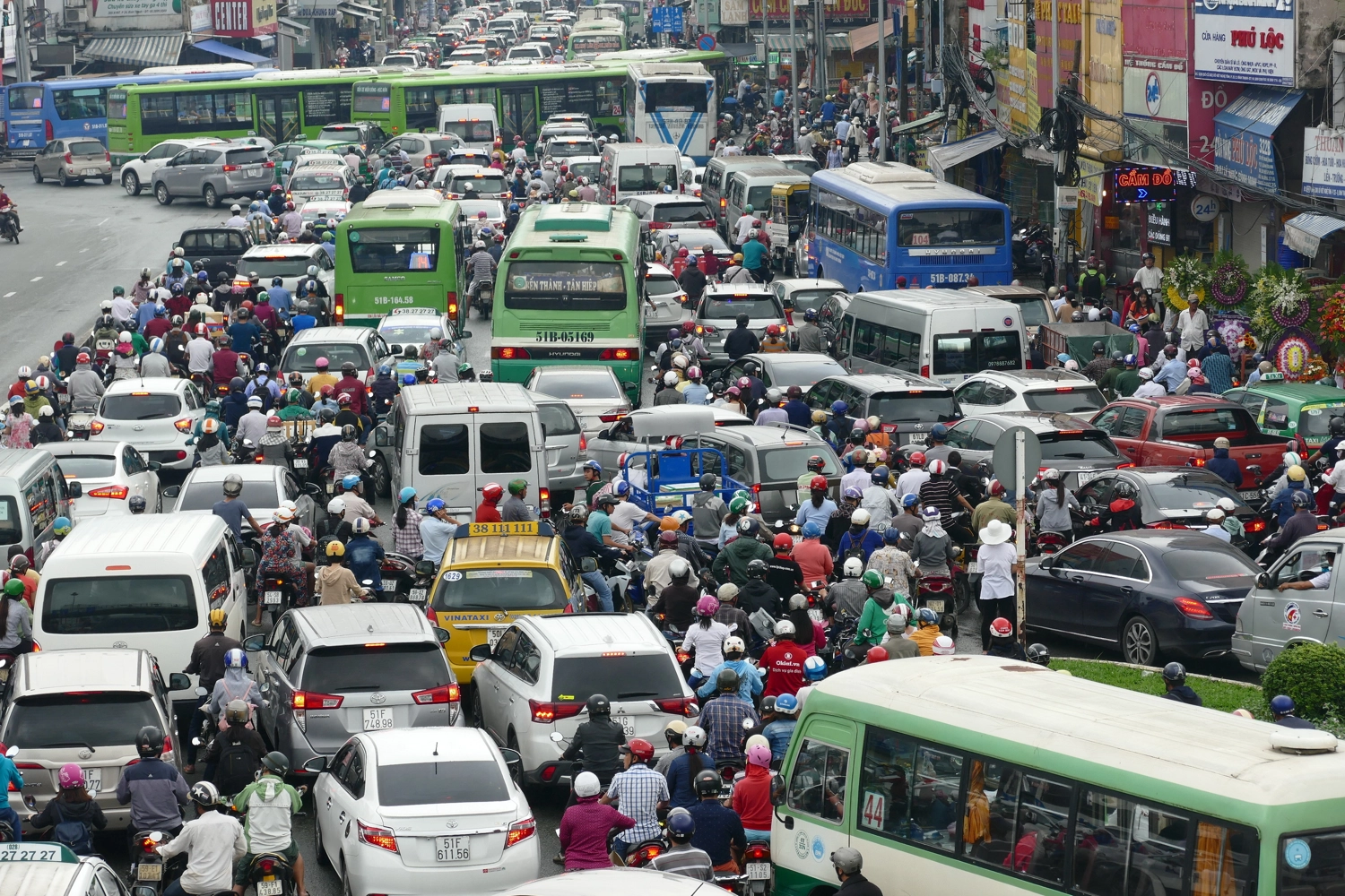 Kẹt xe tại vòng xoay An Lạc