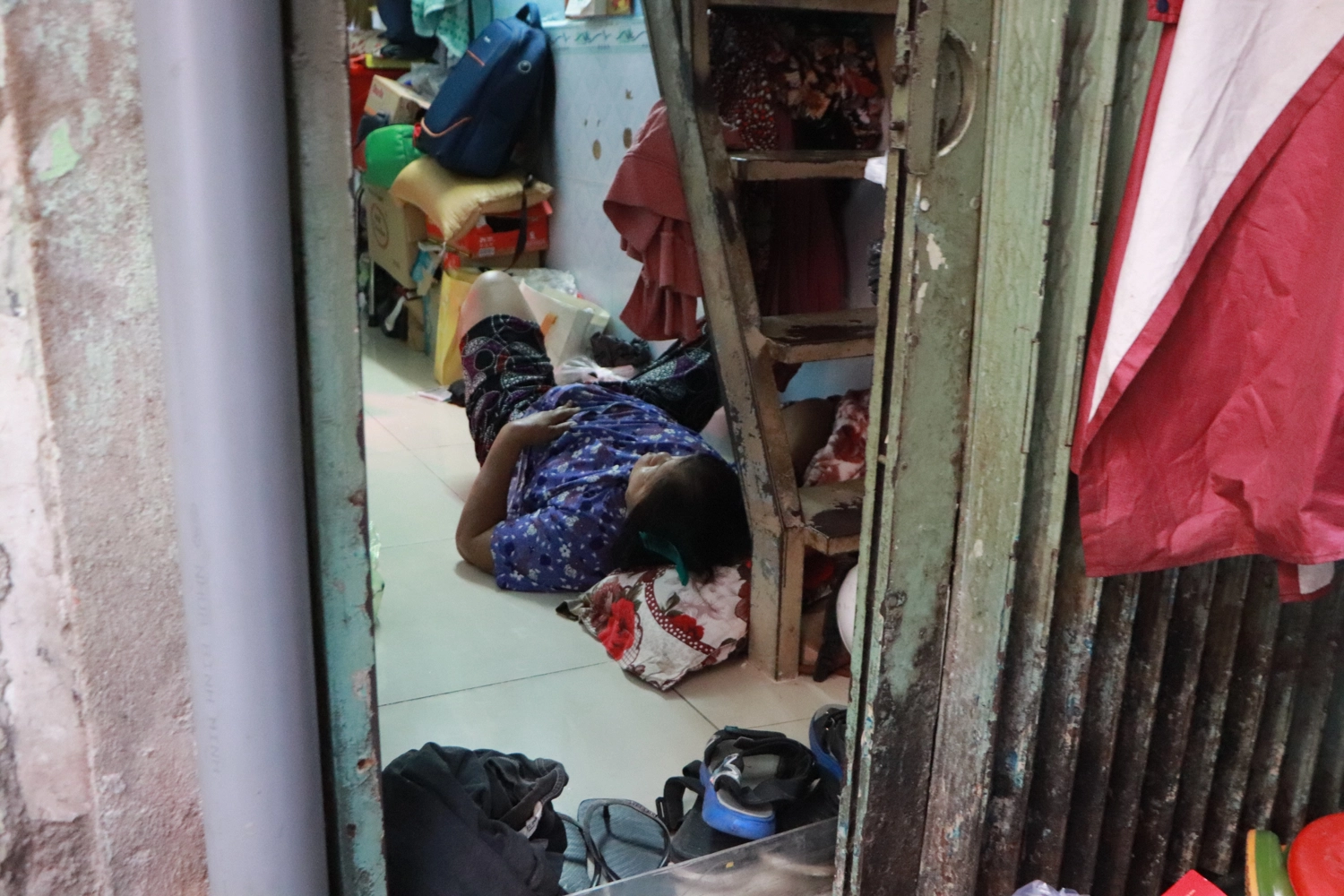 Kh&ocirc;ng gian sống chật chội, xuống cấp, thiếu thốn hạ tầng&hellip; khiến nhiều người d&acirc;n buộc phải th&iacute;ch nghi. ẢNH: SẦM &Aacute;NH