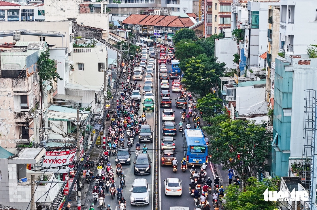 Hành trình hiện nay về Cần Giờ bắt đầu từ trung tâm - khu vực đường Nguyễn Tất Thành, đây là trục giao thông kẹt xe “top 1” của TP.HCM