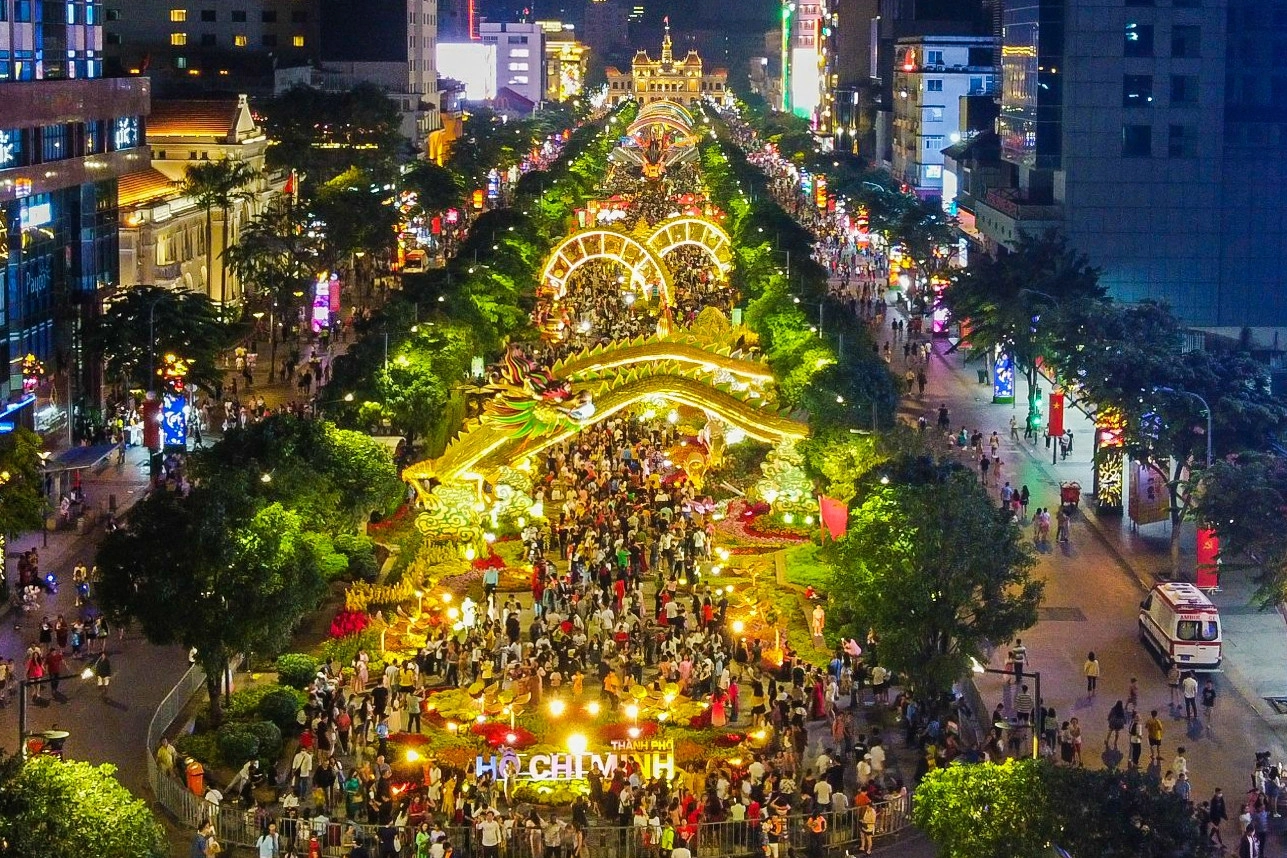 Dòng người tham quan đường hoa Nguyễn Huệ