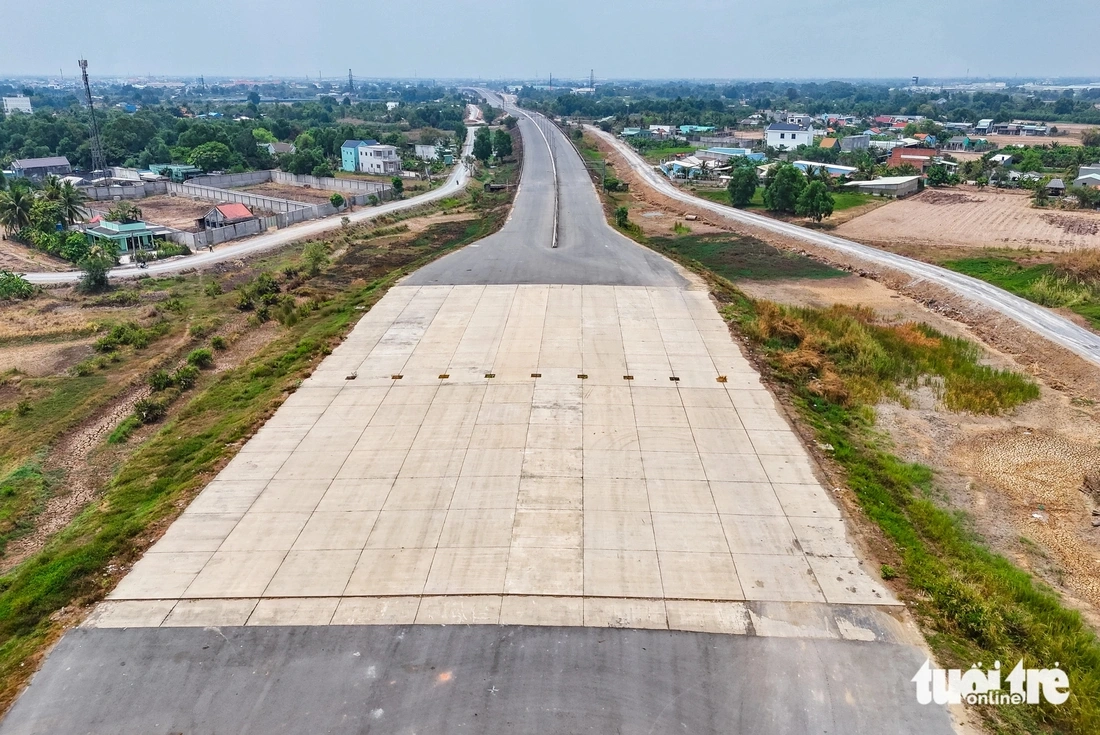 Những khu vực có bãi đất gồ ghề, bùn lầy, lau lách trước kia nay đã được ủi phẳng. Một số trụ cầu, nhánh cầu, đường dẫn cũng đã hiện rõ hình dáng và đang được trải nhựa