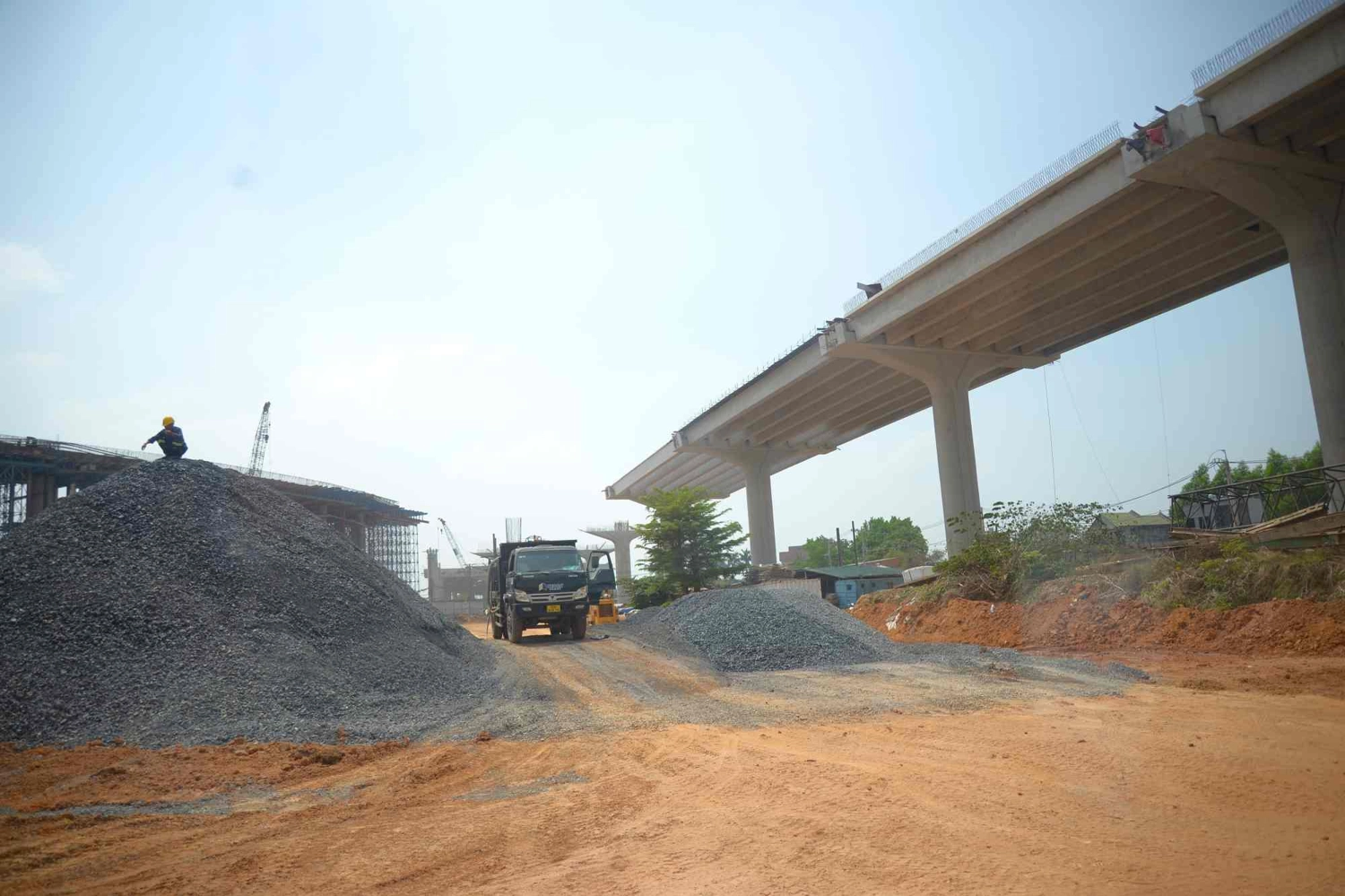 Các nhà thầu đã huy động gần 260 nhân sự cùng khoảng 90 máy móc, thiết bị để thi công nút giao Tân Vạn. Ảnh: Minh Quân