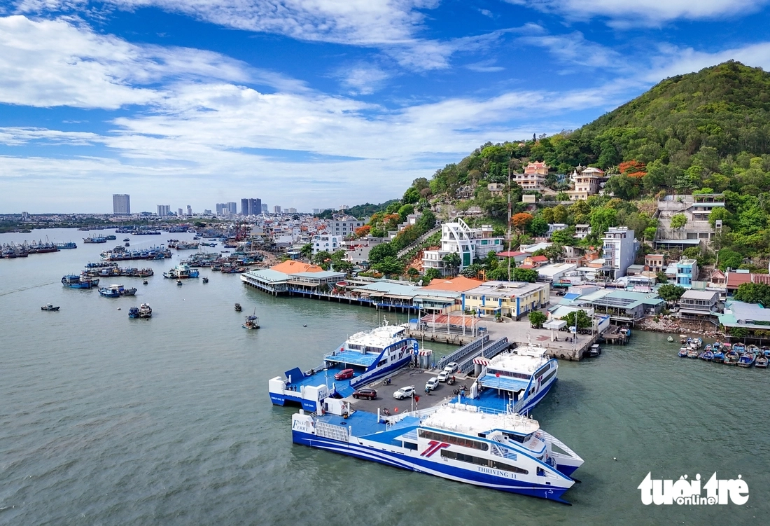 Tuyến phà biển Cần Giờ - Vũng Tàu dài khoảng 15km, thời gian đi khoảng 30 phút. Mỗi ngày có khoảng 24 chuyến