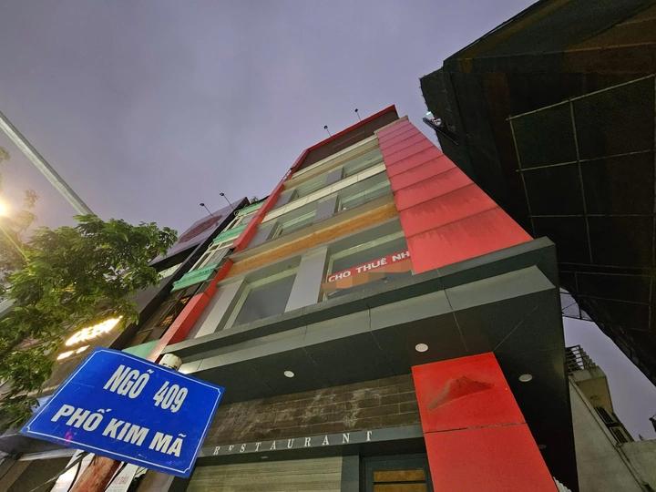 Căn nh&agrave; sở hữu hai mặt tiền treo biển suốt hơn một năm nhưng kh&ocirc;ng c&oacute; ai thu&ecirc;.