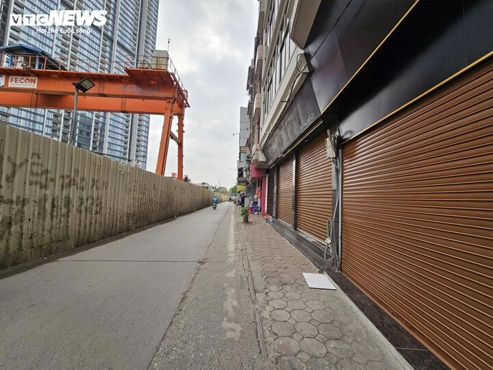 D&atilde;y cửa h&agrave;ng tr&ecirc;n phố Kim M&atilde; đồng loạt đ&oacute;ng cửa, mặt tiền &ldquo;phố v&agrave;ng&rdquo; trở n&ecirc;n im l&igrave;m khi c&ocirc;ng trường metro qu&acirc;y t&ocirc;n k&eacute;o d&agrave;i.