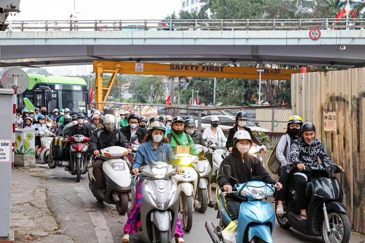 Đoạn đường Kim M&atilde; bị thu hẹp bởi r&agrave;o chắn c&ocirc;ng trường metro, thường xuy&ecirc;n rơi v&agrave;o cảnh &ugrave;n tắc, khiến việc tiếp cận c&aacute;c cửa h&agrave;ng hai b&ecirc;n đường trở n&ecirc;n kh&oacute; khăn.