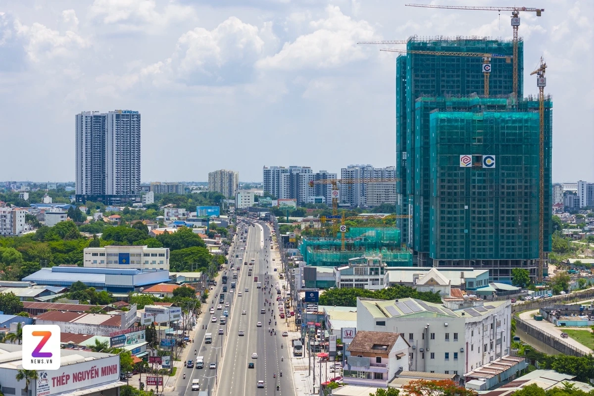 Đoạn từ Ng&atilde; ba &Ocirc;ng Bố đến V&agrave;nh đai 3 đ&atilde; cơ bản ho&agrave;n th&agrave;nh mở rộng l&ecirc;n 8 l&agrave;n xe, g&oacute;p phần giảm &ugrave;n tắc cửa ng&otilde; TP.HCM.