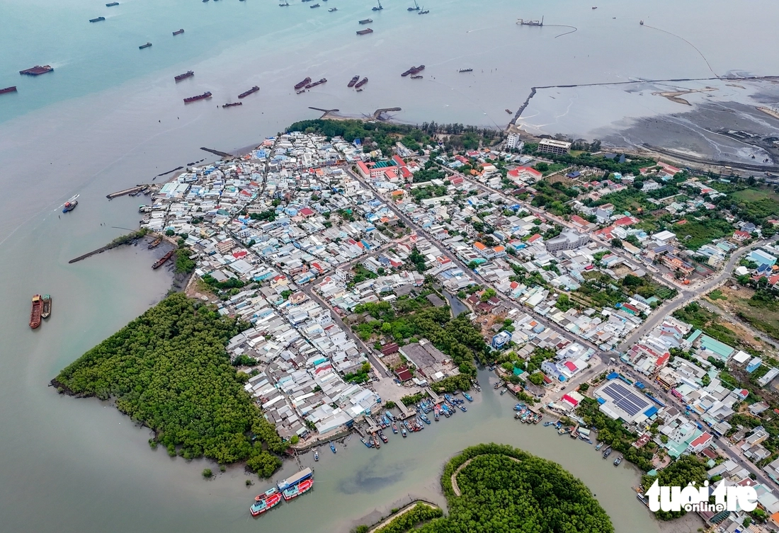 Bờ biển Cần Giờ với hệ sinh thái rừng ngập mặn đặc trưng, xen kẽ khu dân cư sầm uất nhất hiện tại nối thẳng đường Rừng Sác