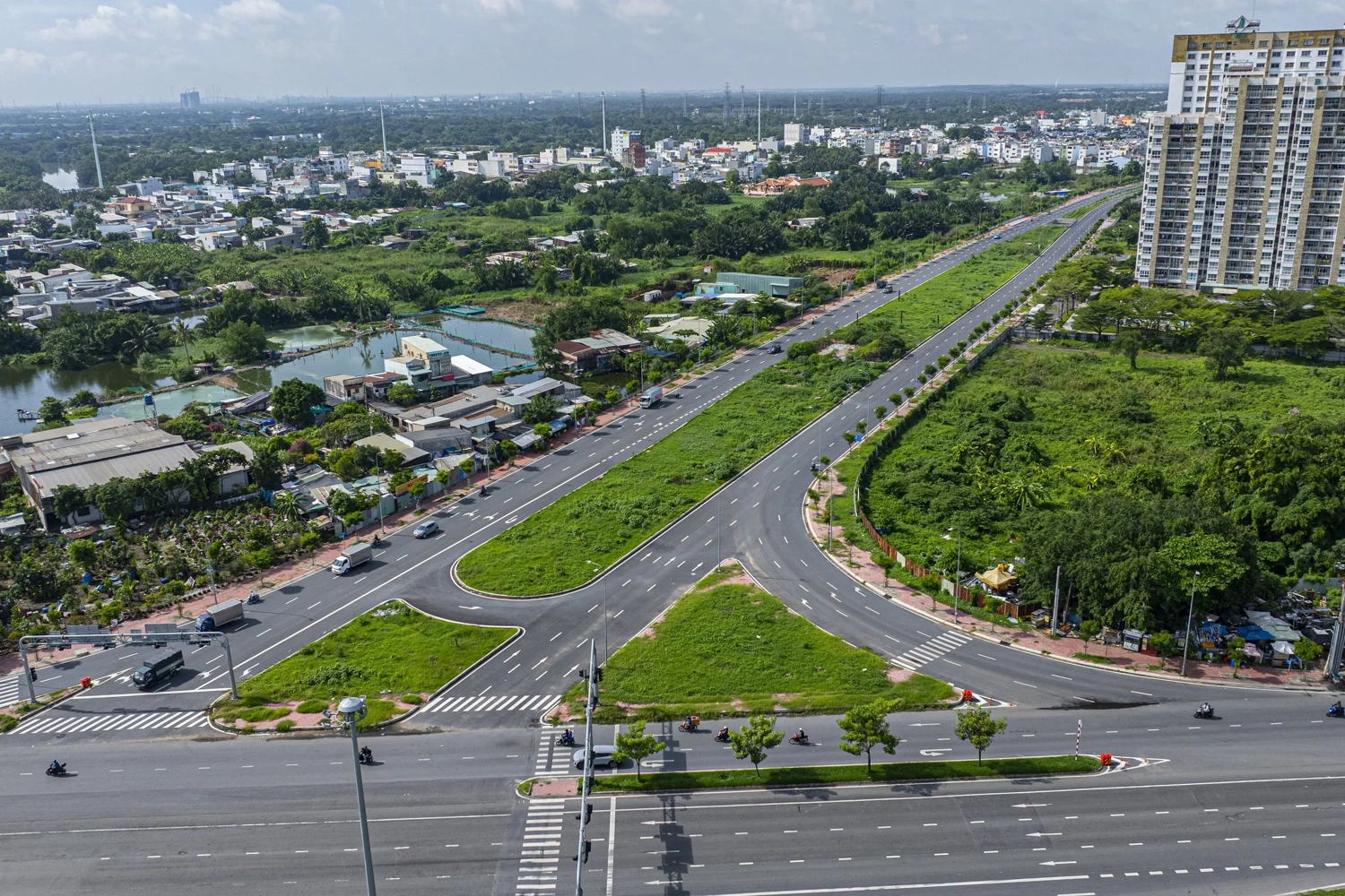 Giao lộ Nguyễn Văn Linh và song hành quốc lộ 50 (huyện Bình Chánh cũ) là điểm cuối dự án cầu đường Bình Tiên