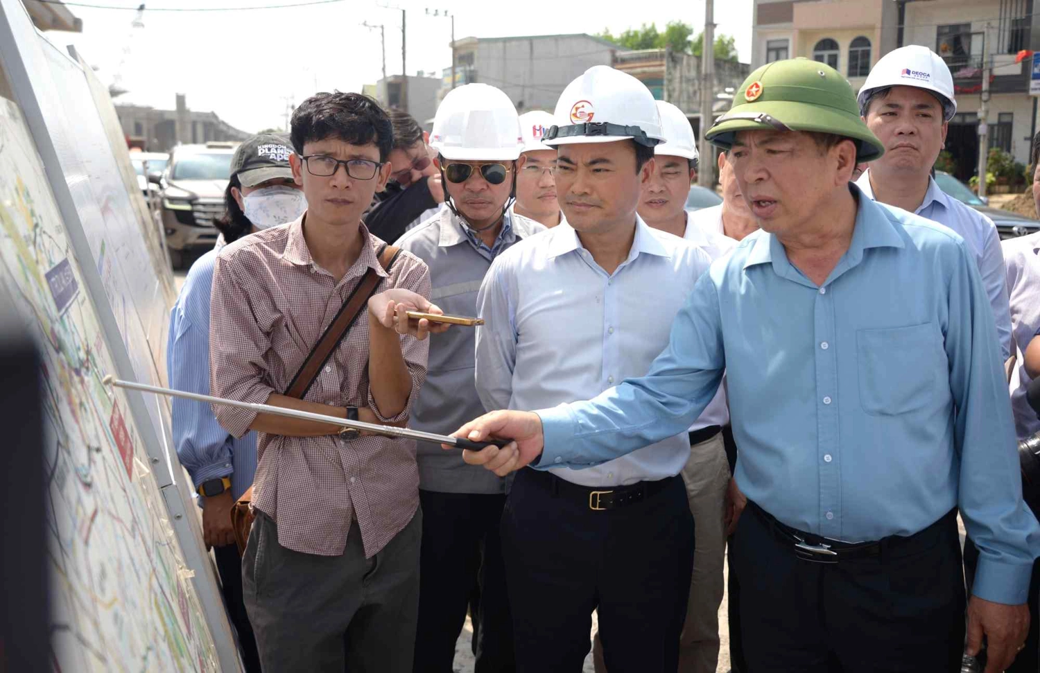 Bộ trưởng Bộ Xây dựng Trần Hồng Minh (bìa phải) kiểm tra nút giao Tân Vạn. Ảnh: Minh Quân