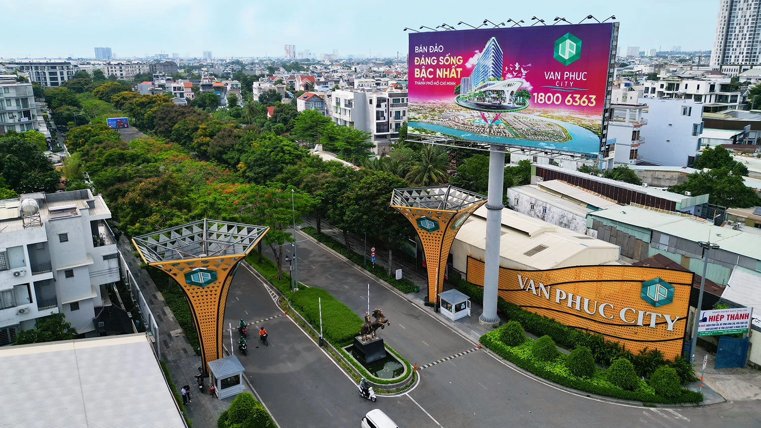 C&ocirc;ng v&agrave;o Khu đ&ocirc; thị Vạn Ph&uacute;c