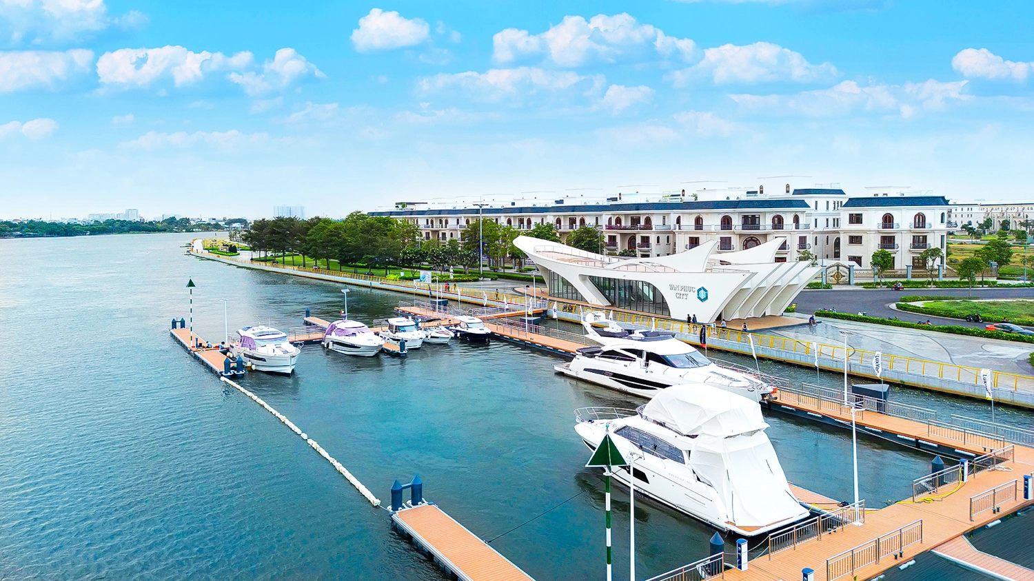 Bến du thuyền Vạn Ph&uacute;c City