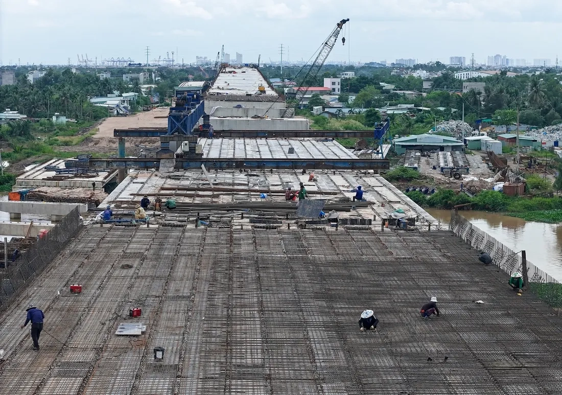 Các công nhân đang làm việc ở mặt nền đường cầu cạn từ gói thầu XL1 đến XL2
