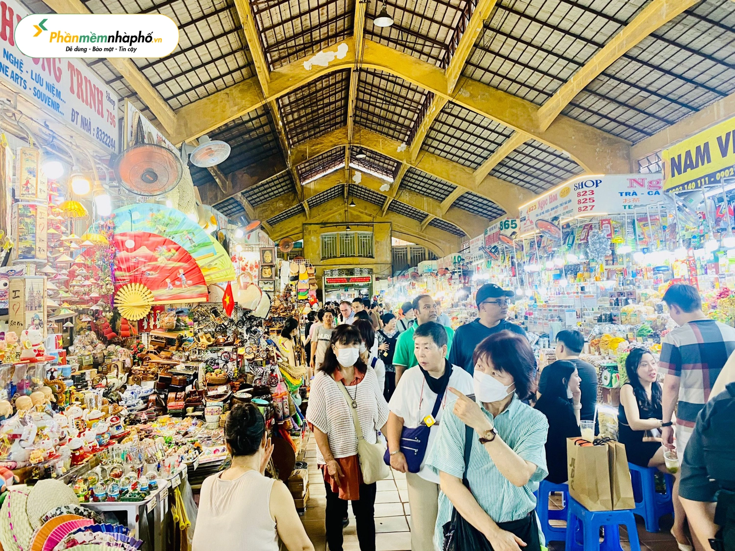 Bên trong chợ Bến Thành