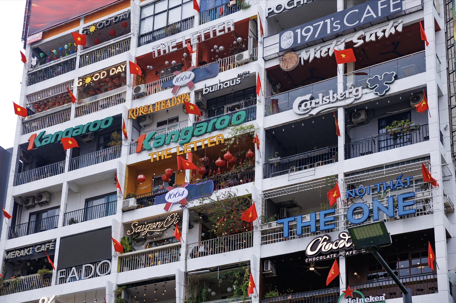 To&agrave;n bộ to&agrave; chung cư được sơn trắng khiến cho c&aacute;c h&agrave;ng qu&aacute;n c&agrave;ng nổi bật với m&agrave;u sắc ri&ecirc;ng