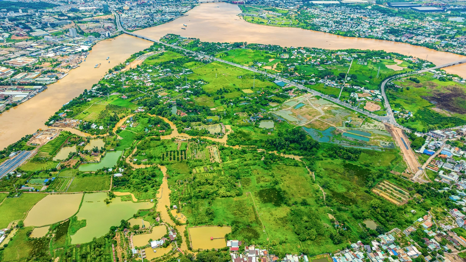 Về ph&iacute;a Sun Group, thời gian qua tập đo&agrave;n đang mở rộng thị phần sang ph&acirc;n kh&uacute;c bất động sản đ&ocirc; thị. Một số dự &aacute;n lớn c&oacute; thể kể đến đại đ&ocirc; thị Sun Urban City quy m&ocirc; 1.690 ha tại H&agrave; Nam cũ v&agrave; khu đ&ocirc; thị cao cấp 15.000 tỷ đồng tại khu vực M&ecirc; Linh (H&agrave; Nội). Tại Đồng Nai s&aacute;t v&aacute;ch TP.HCM, tập đo&agrave;n cũng sẽ triển khai dự &aacute;n khu đ&ocirc; thị Hiệp Ho&agrave; (C&ugrave; Lao Phố) với tổng mức đầu tư hơn 72.000 tỷ đồng.