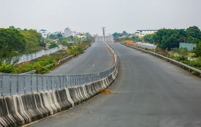 Từ nút giao Mỹ Yên chạy về hướng quốc lộ 1 (huyện Bình Chánh), phóng viên ghi nhận hạ tầng cao tốc Bến Lức - Long Thành cũng đã hoàn thiện cơ bản. Một số đoạn rào chắn đường dân sinh được dựng lên