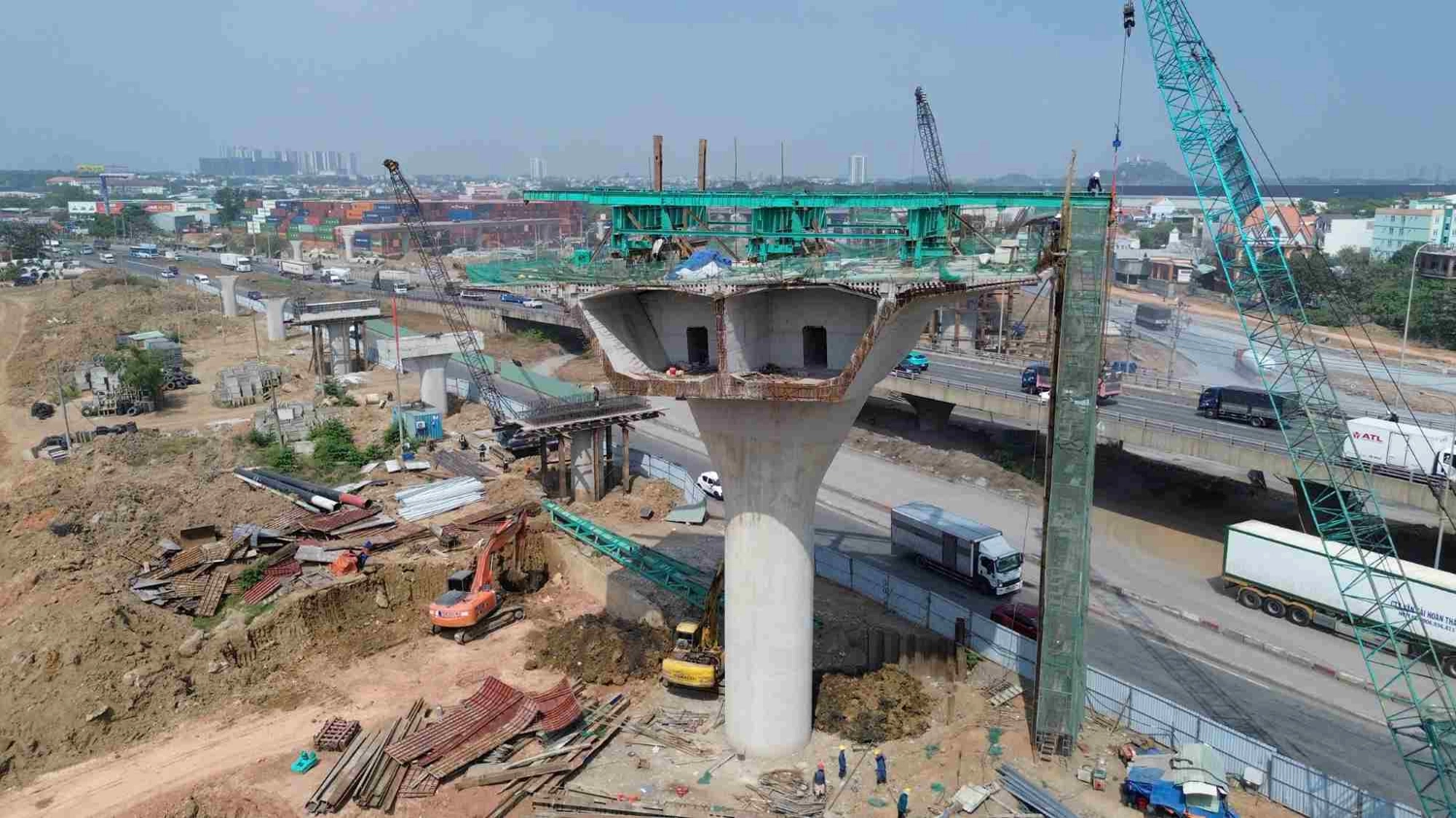 Thi công trụ và kết cấu cầu vượt của tuyến Vành đai 3 bắc qua Quốc lộ 1 tại nút giao Tân Vạn. Ảnh: Minh Quân